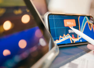 Handelaar die Bitcoin, Ethereum en forex-opties op meerdere markten analyseert